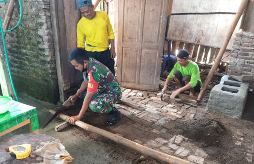Kepedulian Babinsa Di Wilayah, Bantu Pembuatan Dapur Rumah Warga