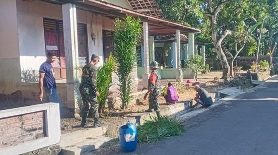 Koramil 0804/01 Magetan Bersama Warga Bersihkan Pos Kamling Dusun Tlamban Desa Mojopurno