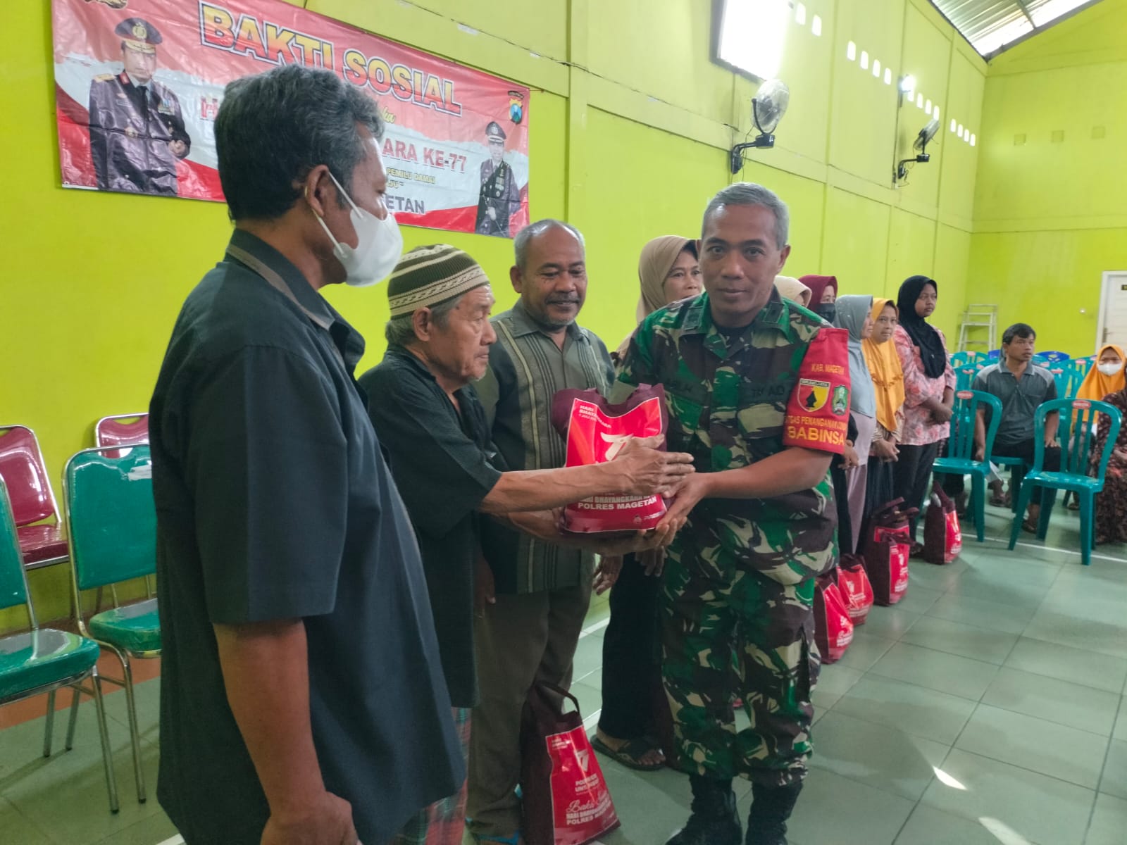 Jumat Curhat dan Bakti Sosial Dimanfaatkan Babinsa Untuk Lebih Dekat Dengan Warga Binaannya.