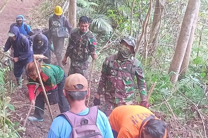 Tim Gabungan Personil Kodim 0804/Magetan, BPBD, Relawan dan Masyarakat Turus Bergerak Padamkan Kebakaran Hutan Gunung Lawu