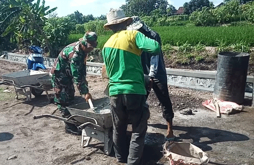 Babinsa Koramil 0804/09 Sukomoro Bersama Masyarakat Gotong Royong Bangun Saluran Irigasi