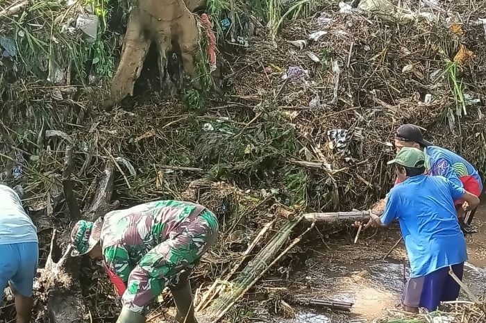 Pasca Banjir, Babinsa Desa Gulun Kerja Bakti Bersihkan sampah Disungai Bersama Warga